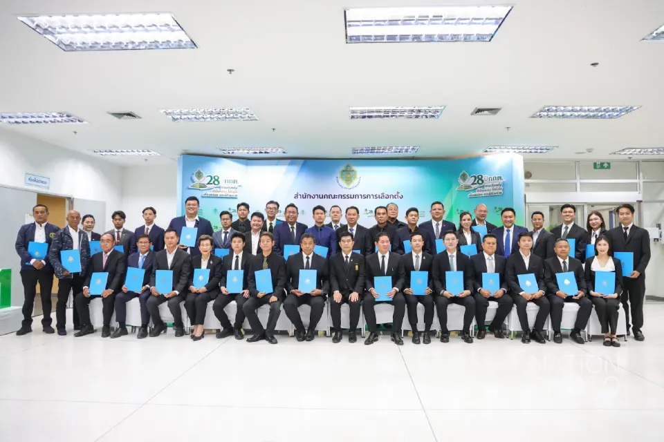 ชัชชาติ สิทธิพันธุ์ เข้ารับหนังสือรับรองผลการเลือกตั้งผู้ว่าฯ กทม. และสมาชิกสภากรุงเทพมหานคร (ส.ก.) เข้ารับหนังสือรับรอง จากสำนักงาน กกต.