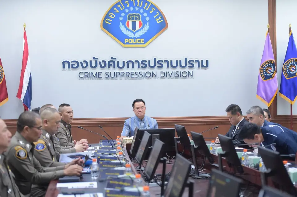 นายกรัฐมนตรี นั่งหัวโต๊ะประชุมติดตามความคืบหน้าคดีทุจริตสอบข้าราชการท้องถิ่น ที่กองบังคับการกองปราบปราม