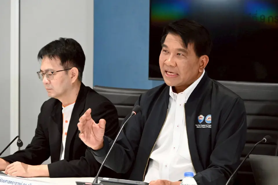 นายธนวรรธน์ พลวิชัย อธิการบดีมหาวิทยาลัยหอการค้าไทย และประธานที่ปรึกษาศูนย์พยากรณ์เศรษฐกิจและธุรกิจ มหาวิทยาลัยหอการค้าไทย