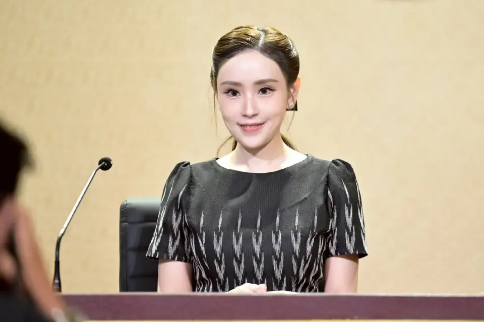  ร้อยเอกหญิง ภัทร์ดารัสมิ์ ทองสลวยกร รองโฆษกประจำสำนักนายกรัฐมนตรี แถลงผลการประชุม ครม. 