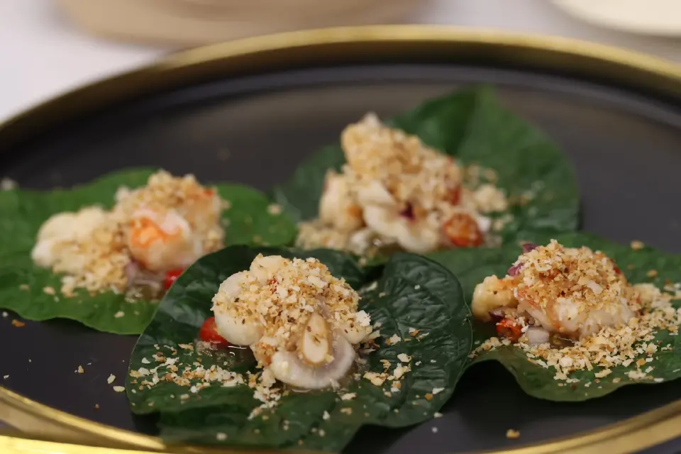 เมนูยำมังคุดกะปิ โดยเชฟธิติ แชมป์รายการ MasterChef Thailand Season 7 โชว์ฝีมือในงาน “DIT X MRT จำหน่ายผลไม้ทั่วไทยผ่านช่องทาง MRT” 