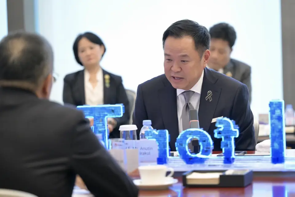 นายอนุทิน ชาญวีรกูล นายกรัฐมนตรีและรัฐมนตรีว่าการกระทรวงมหาดไทย เยี่ยมชมนิทรรศการเทคโนโลยีและนวัตกรรมของ Huawei พร้อมหารือกับผู้บริหารระดับสูงของบริษัท