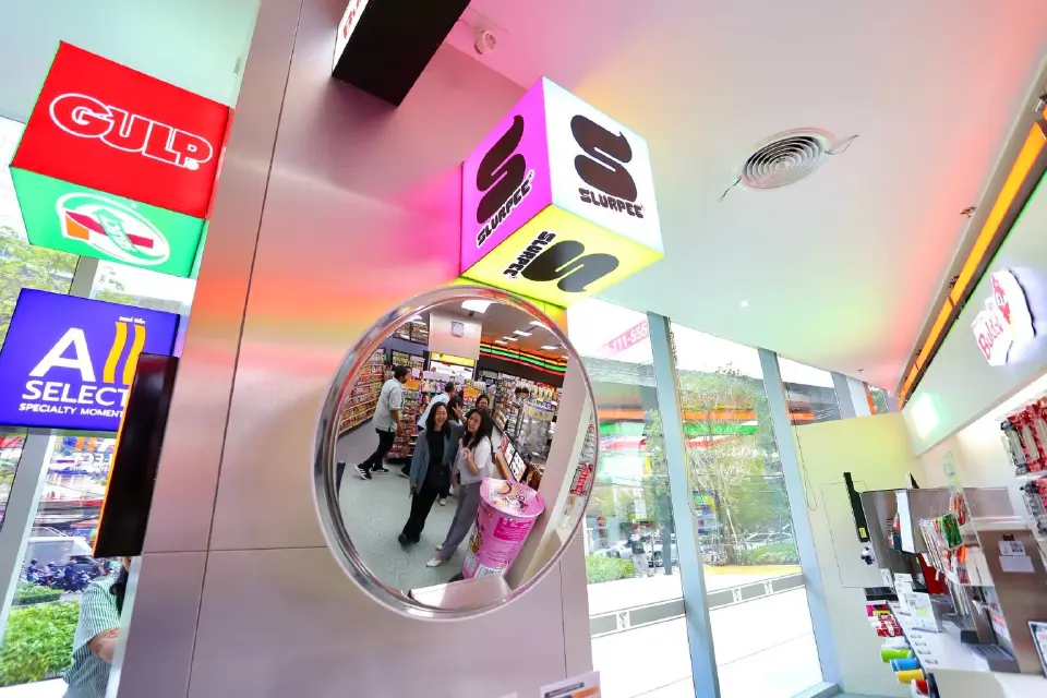 ร้านเซเว่น อีเลฟเว่น สาขา Cloud 11 ภายใต้แนวคิด "Creative Ecosystem" ศูนย์รวมของผู้คนในแวดวงสร้างสรรค์ ศิลปิน ครีเอเตอร์ และอินฟลูเอนเซอร์ 