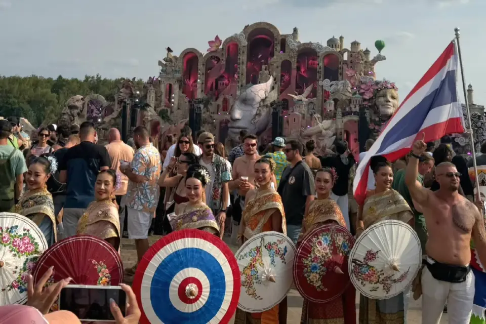 รมว.สุรศักดิ์ ถกผู้บริหาร Tomorrowland ยันจัดงานในไทยฉลุย โรงแรมชลบุรี ระยอง คึกคัก