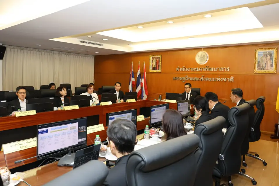 นายเอกนิติ นิติทัณฑ์ประภาศ รองนายกรัฐมนตรีและรมว.คลัง เดินทางมาประชุมเพื่อมอบนโยบายการปฏิบัติราชการและรับฟังการบรรยายสรุปภารกิจของ สศช. 