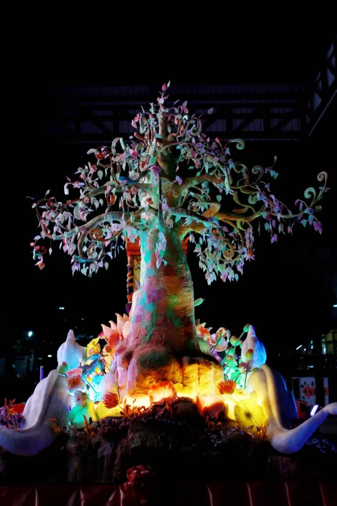 ปักหมุด 'งานแห่เทียนอุบล 2569' วิจิตร เทียนพรรษา อลังการ แสง สี เสียง เทียนหอมเรืองแสง
