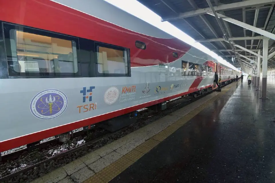 รถไฟไทยทำ  ซึ่งเป็นรถไฟโดยสารต้นแบบที่ต่อยอดจากผลงานวิจัยสู่การใช้งานจริง 