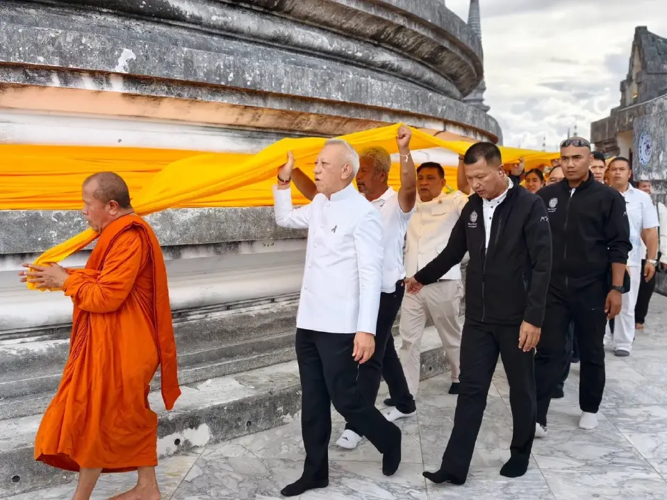 พิพัฒน์ รัชกิจประการ รองนายกรัฐมนตรีและรัฐมนตรีว่าการกระทรวงคมนาคม 