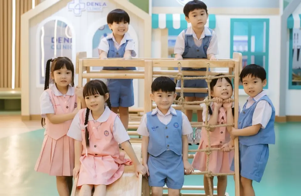 เด็กเล็กในโรงเรียนอนุบาลเด่นหล้า (สาขาเพชรเกษม)  ซึ่งอยู่ในช่วงประฐมวัย