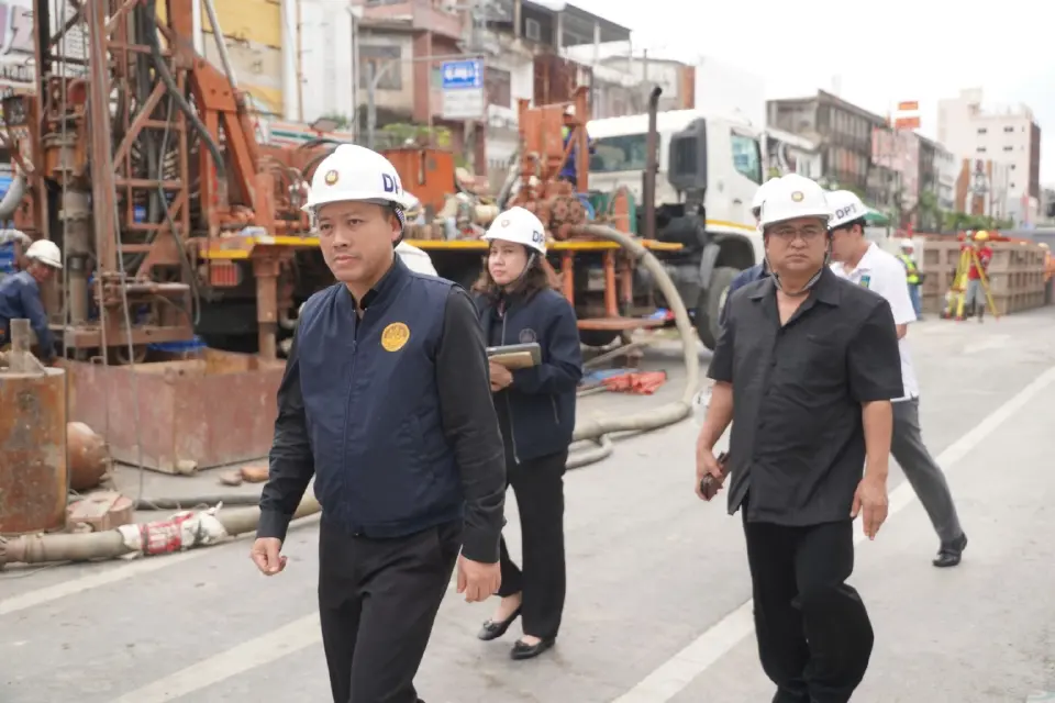 อธิบดีกรมโยธาฯ นำทีมวิศวกรลงพื้นที่วงเวียนใหญ่ ติดตามและเฝ้าระวังการทรุดตัวของโครงสร้างอาคารรอบจุดเกิดเหตุอุโมงค์รถไฟฟ้า สร้างความเชื่อมั่นประชาชน