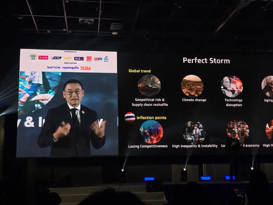 นายธวัชชัย ชีวานนท์ ประธานผู้บริหาร Product &amp; Business Solutions ธนาคารกรุง ไทย จํากัด มหาชน และผู้แทนสมาคม ธนาคารไทยและสำนักงาน คณะกรรมการ ร่วมภาค เอกชน 3 สถาบัน (กกร.)