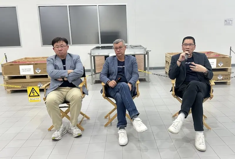 คริส เวลส์ (คนกลาง) และผู้บริหารวอลโว่ คาร์ ประเทศไทย