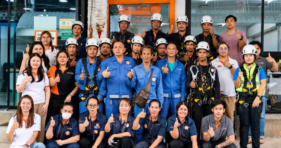 ตัวอย่าง พนักงานโอวาทเมดที่ผ่านหลักสูตร การปฎิบัติงานบนที่สูงสำหรับผู้ปฏิบัติงาน