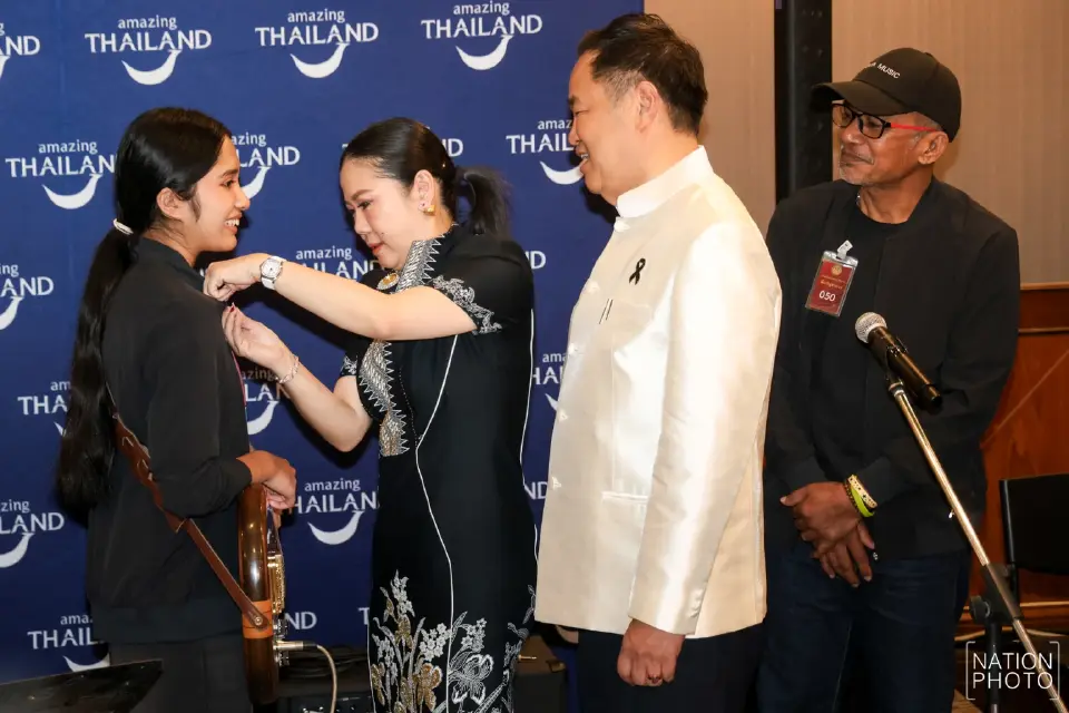 เนเน่ รอยัล ศิลปินเยาวชนชาวไทย พบ นายอนุทิน ชาญวีรกูล นายกรัฐมนตรีและรมว.มหาดไทย ที่ทำเนียบรัฐบาล 