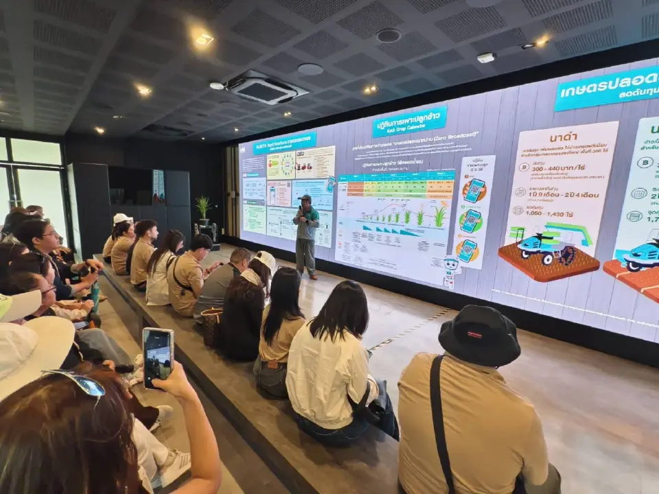 คณะนักศึกษาโครงการอบรมเพิ่มองค์ความรู้สื่อมวลชน เรื่อง กระบวนทัศน์ใหม่ของสื่อหลังโลกาภิวัตน์ รุ่นที่ 3 (ลกส.3) จากสภาการสื่อมวลชนแห่งชาติ ลงพื้นที่ดูงานนวัตกรรมใหม่ๆของเกษตรกรยุคใหม่ใน "คูโบต้าฟาร์ม" จังหวัดชลบุรี