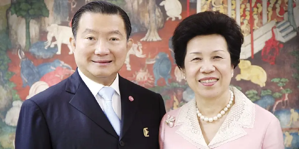กลุ่มไทยเจริญคอร์ปอเรชั่น (TCC Group) โดยเจ้าสัวเจริญและคุณหญิงวรรณา สิริวัฒนภักดี เข้าถือหุ้นใหญ่ในปี 2544