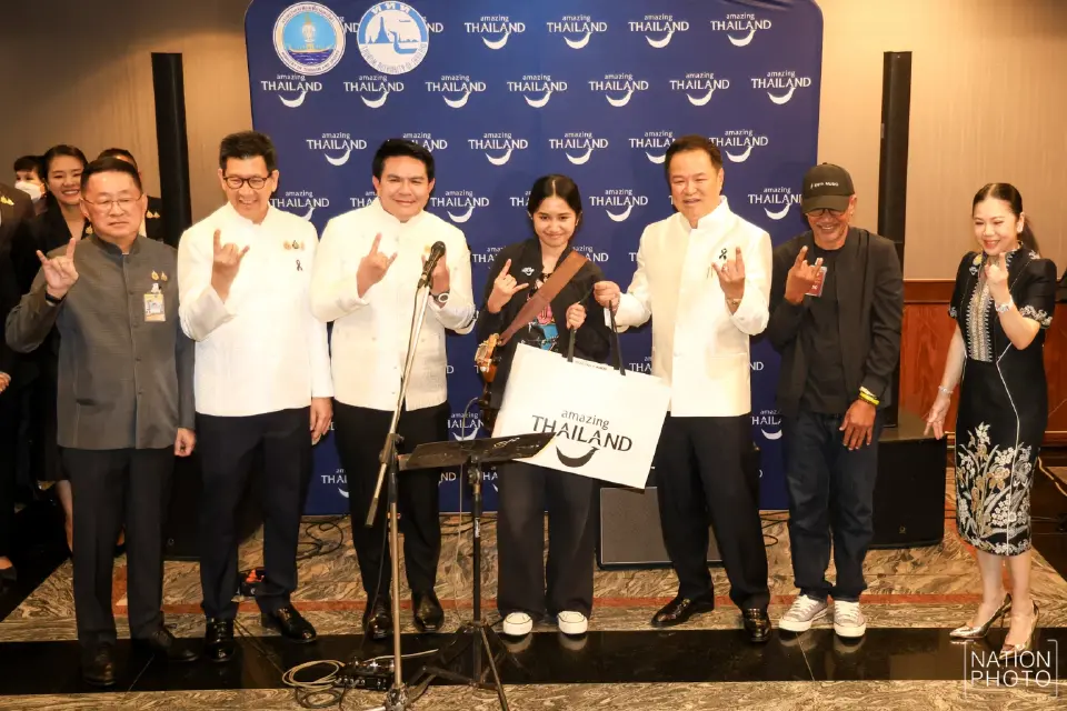 เนเน่ รอยัล ศิลปินเยาวชนชาวไทย พบ นายอนุทิน ชาญวีรกูล นายกรัฐมนตรีและรมว.มหาดไทย ที่ทำเนียบรัฐบาล 
