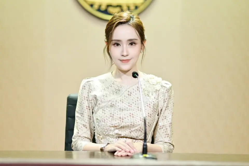 ร้อยเอกหญิง ภัทร์ดารัสมิ์ ทองสลวยกร รองโฆษกประจำสำนักนายกรัฐมนตรี 