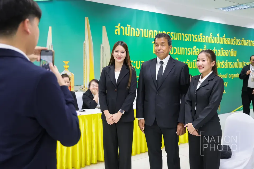 ชัชชาติ สิทธิพันธุ์ เข้ารับหนังสือรับรองผลการเลือกตั้งผู้ว่าฯ กทม. อย่างเป็นทางการ จากสำนักงานคณะกรรมการการเลือกตั้ง 