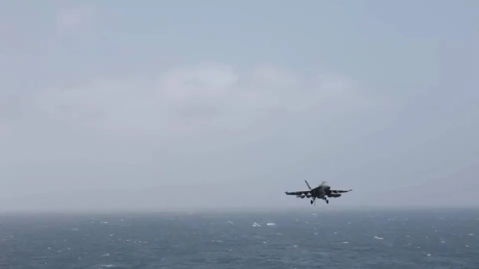 เครื่องบินรบกำลังเตรียมลงจอดบนเรือบรรทุกเครื่องบิน USS George H.W. Bush ในสถานที่ที่ไม่เปิดเผย ตามภาพนิ่งจากวิดีโอที่เผยแพร่เมื่อวันที่ 14 กรกฎาคม 2026 โดย กองบัญชาการกลางสหรัฐฯ -- ภาพโดย REUTERS