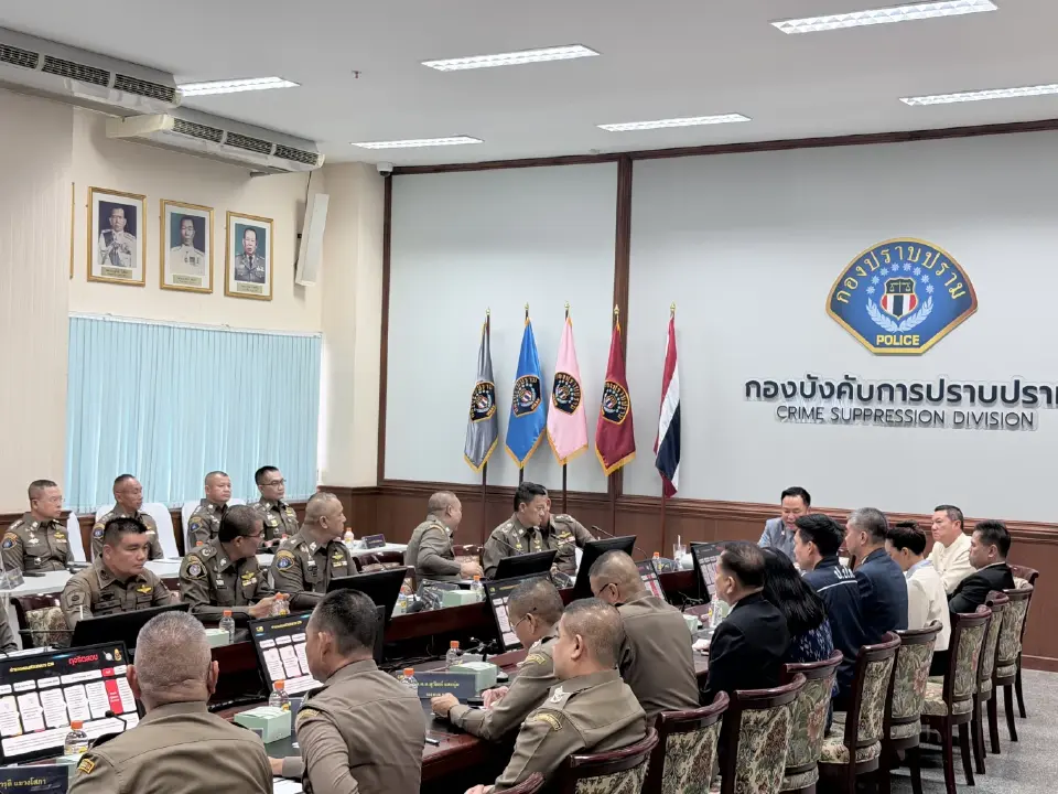 นายอนุทิน ชาญวีรกูล นายกรัฐมนตรี หัวโต๊ะเป็นประธานประชุม การติดตามดำเนิน การติดตามดำเนินคดีเครือข่ายการทุจริตสอบข้าราชการท้องถิ่น