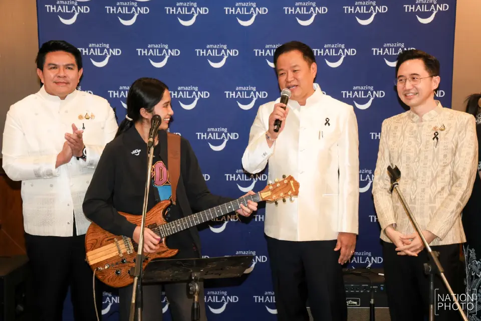 เนเน่ รอยัล ศิลปินเยาวชนชาวไทย พบ นายอนุทิน ชาญวีรกูล นายกรัฐมนตรีและรมว.มหาดไทย ที่ทำเนียบรัฐบาล 