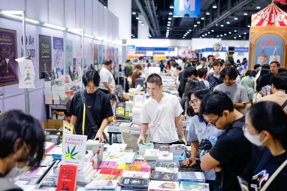 บรรยากาศภายในงานสัปดาห์หนังสือแห่งชาติครั้งที่ 54 ซึ่งมีสำนักพิมพ์ที่ดำเนินการอย่างถูกลิขสิทธิ์เข้าร่วมงานจำนวนมาก 