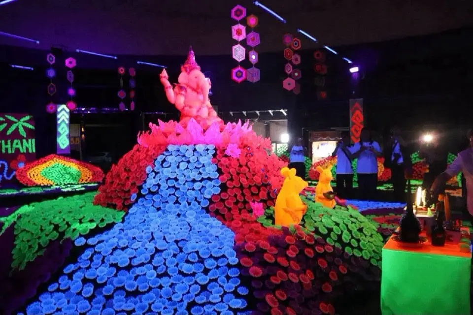 ทุ่งดอกเรืองแสงแห่งศรัทธา” ณ สวนสัตว์อุบลราชธานี ภาคกลางคืน
