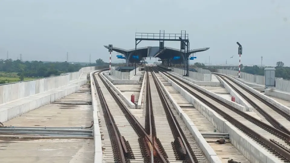 แนวเส้นทางระบบรางของโครงการรถไฟทางคู่ ช่วงลพบุรี-ปากน้ำโพ ที่เตรียมเปิดให้บริการในเดือนตุลาคม 2569