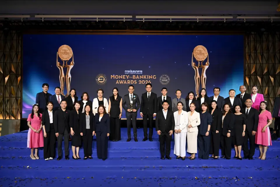 นายสาระ ล่ำซำ ประธานเจ้าหน้าที่บริหาร บริษัท เมืองไทยประกันชีวิต จำกัด (มหาชน) และทีมงาน