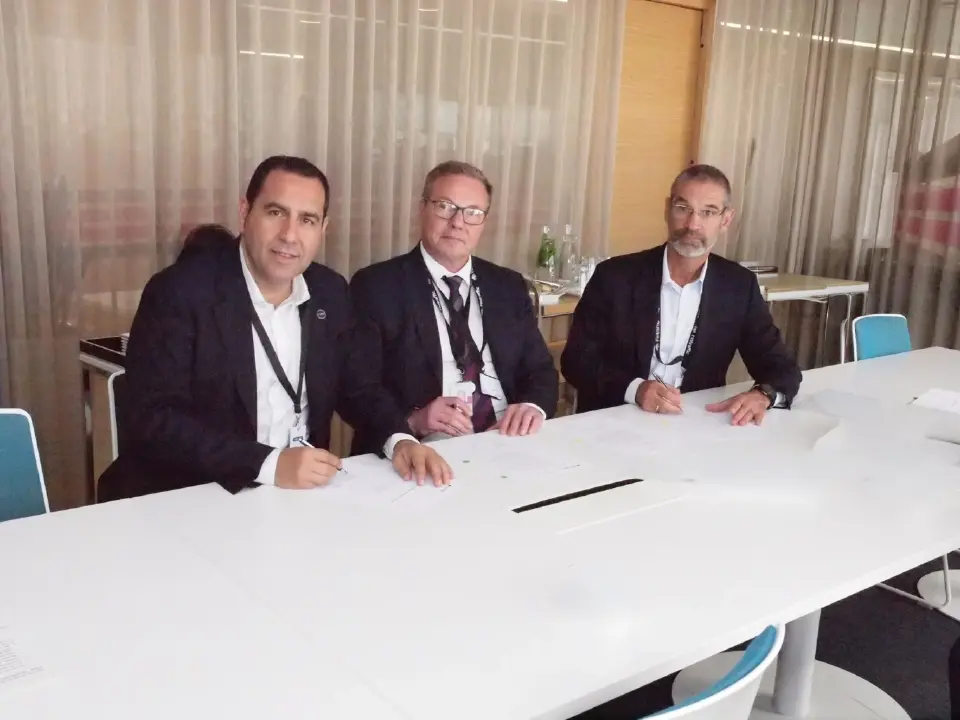 (ซ้าย) Víctor Martínez รองประธานบริหารฝ่าย Air Traffic Management ของ INDRA GROUP (กลาง) Raine Luojus ประธานเจ้าหน้าที่บริหารของ Fintraffic Air Navigation Services และ (ขวา) Andrew Fiamingo กรรมการผู้จัดการของ Indra Navia AS