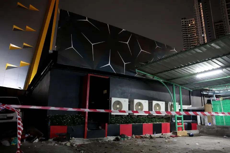 ประตูทางออกฉุกเฉินด้านหลังผับ "โรงเบียร์ ณ ลาดพร้าว" ถูกกั้นด้วยแผงเหล็กและเทปกั้นเขตอันตราย สอดคล้องกับคำให้สัมภาษณ์ของผู้ว่าฯ กทม. ที่ระบุว่าทางหนีไฟถูกสิ่งกีดขวางปิดกั้นไว้ (ภาพ: รอยเตอร์ส)