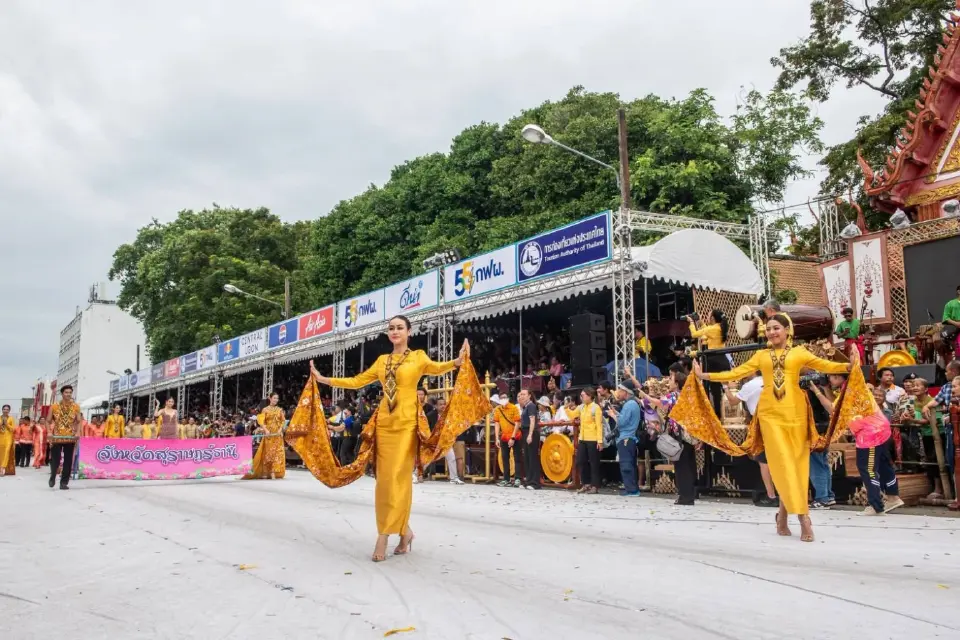 ปักหมุด 'งานแห่เทียนอุบล 2569' วิจิตร เทียนพรรษา อลังการ แสง สี เสียง เทียนหอมเรืองแสง
