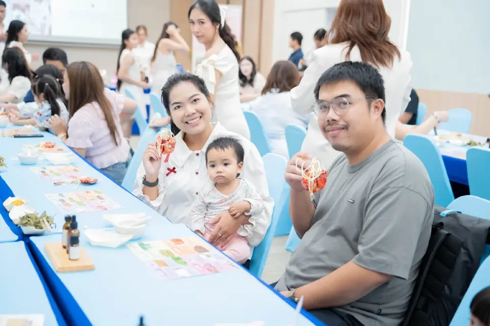 คุณแม่บล็อกเกอร์ และครอบครัวยุคใหม่ เข้าร่วมงานอย่างคับคั่ง เพื่อร่วมเป็นกระบอกเสียงในการส่งต่อความรู้เรื่องการดูแลสุขภาพกายและใจของผู้หญิงหลังคลอดอย่างถูกวิธี 
