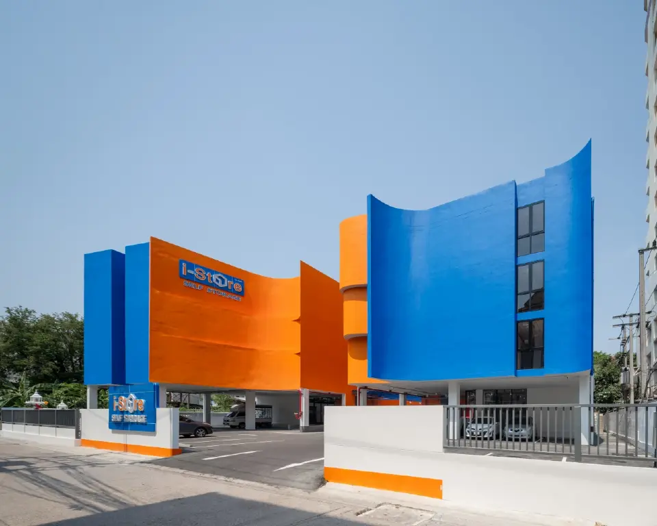 ธุรกิจให้บริการห้องเก็บของหรือเก็บทรัพย์สินส่วนตัว (Self Storage) ในรูปคือ Storage Buildung ของ i-Store