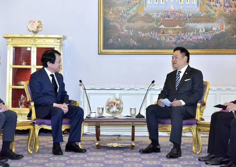 คาโตะ ทาคาโอะ พูดคุยกับ อนุทิน ชาญวีรกูล 