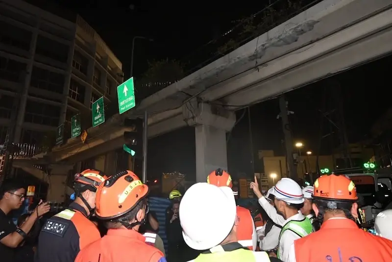 เจ้าหน้าที่ แก้ไขปัญหาถนนทรุด วงเวียนใหญ่ ถ.ประชาธิปก
