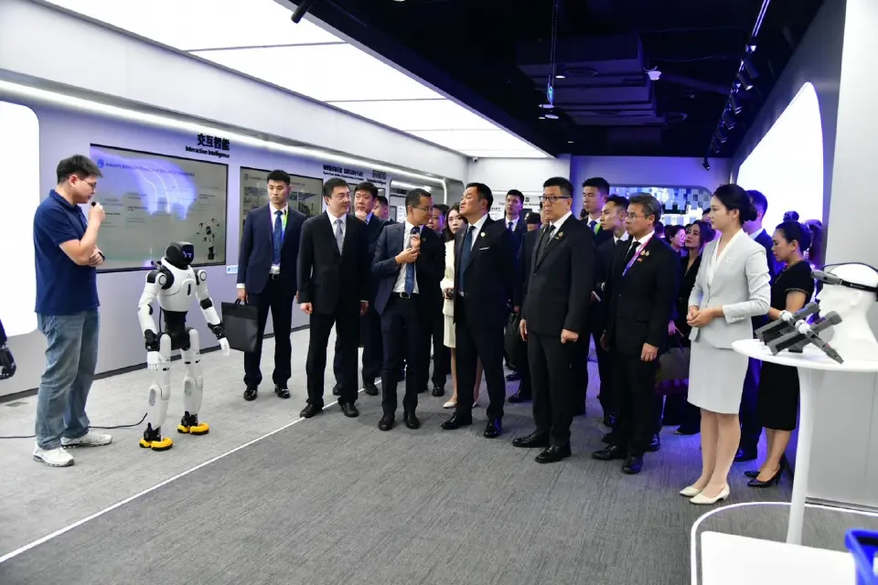 "นายกฯ" ควง "เอกนิติ" ดูหุ่นยนต์จีน AgiBot จ่อดันไทยเข้าห่วงโซ่เทคโนโลยีโลก