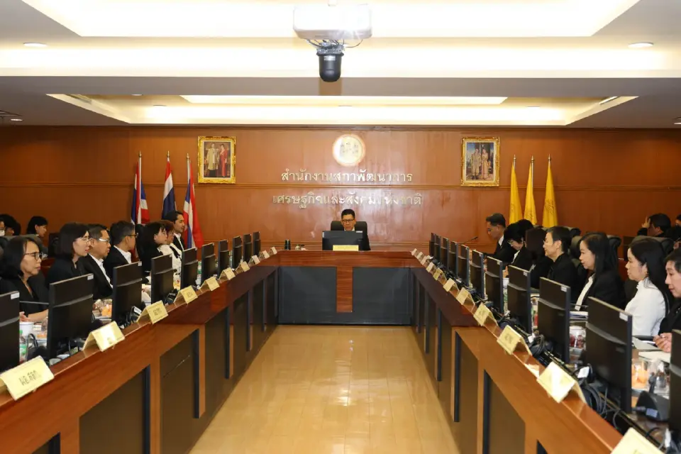 นายเอกนิติ นิติทัณฑ์ประภาศ รองนายกรัฐมนตรีและรมว.คลัง เดินทางมาประชุมเพื่อมอบนโยบายการปฏิบัติราชการและรับฟังการบรรยายสรุปภารกิจของ สศช. 