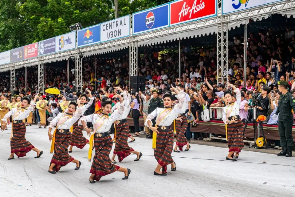 ปักหมุด 'งานแห่เทียนอุบล 2569' วิจิตร เทียนพรรษา อลังการ แสง สี เสียง เทียนหอมเรืองแสง