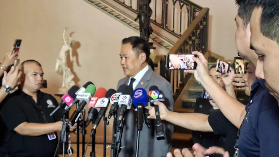 นายอนุทิน ชาญวีรกูล นายกรัฐมนตรีและรมว.มหาดไทย ให้สัมภาษณ์ที่ตึกไทยคู่ฟ้า เรื่องตั้งคณะกรรมการสอบทุจริตสอบท้องถิ่น