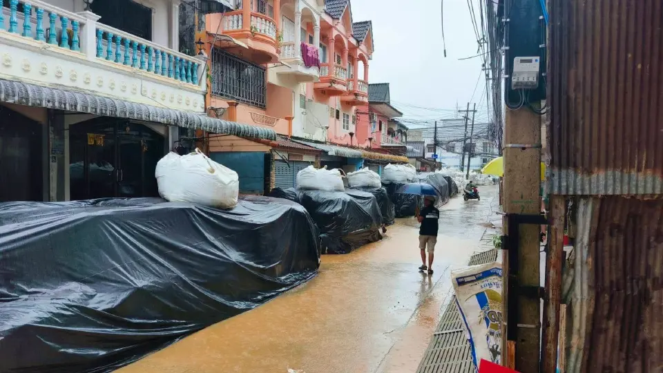 ประชาชนในชุมชนริมน้ำสาย เตรียมพร้อมรับมือน้ำล้นตลิ่ง