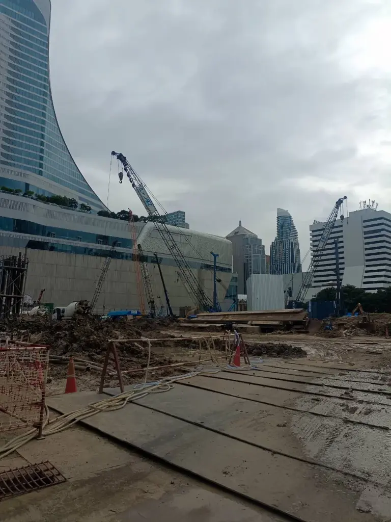 ภาพประกอบการก่อสร้างงานฐานราก เสาเข็มโครงการเซ็นทรัลเอ็มบาสซี 2