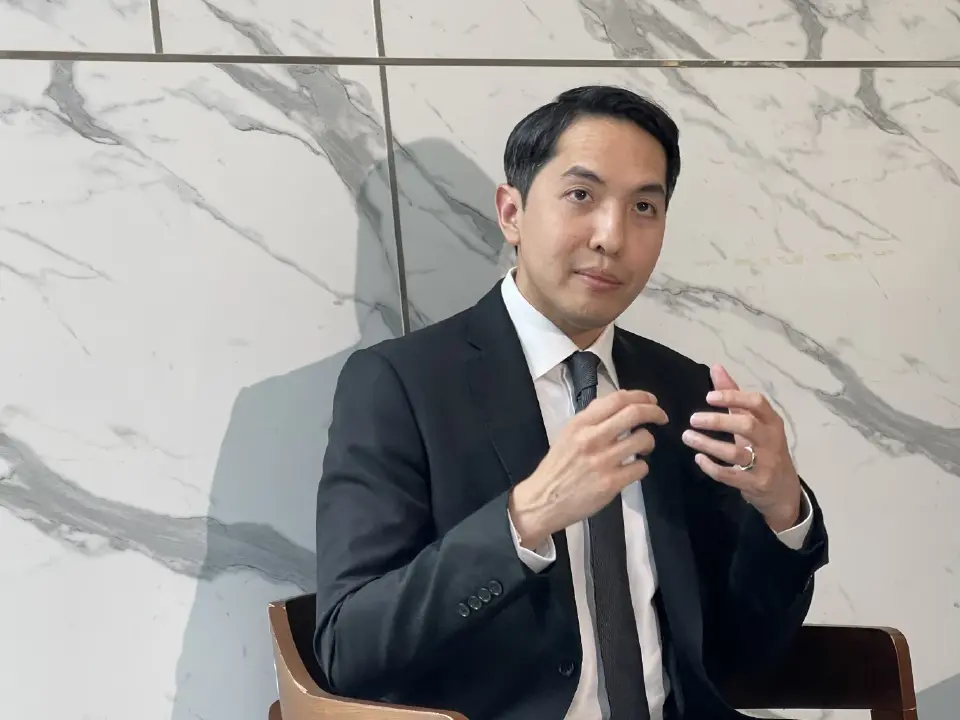 นายสันติธาร เสถียรไทย กรรมการผู้ช่วยรัฐมนตรีประจำกระทรวงการคลัง 