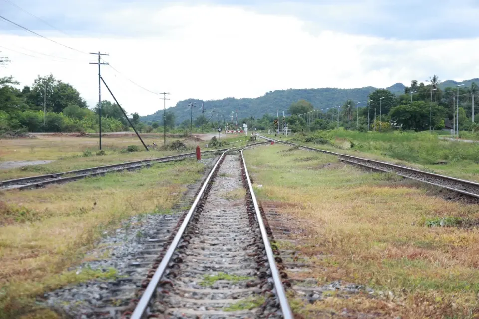 แนวเส้นทางรถไฟบริเวณที่ดินจังหวัดกาญจนบุรีของการรถไฟแห่งประเทศไทย (รฟท.)  
