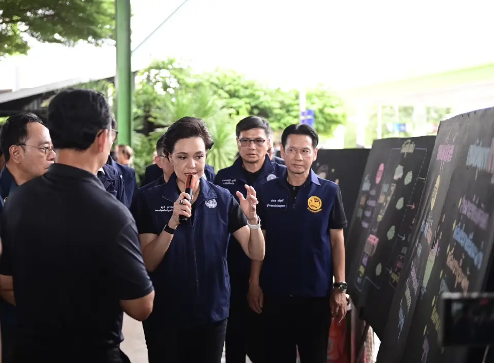 นางศุภจี สุธรรมพันธุ์ รองนายกรัฐมนตรีและรัฐมนตรีว่าการกระทรวงพาณิชย์ 