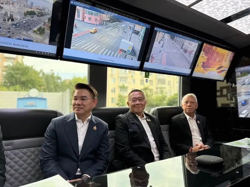 พิพัฒน์ รัชกิจประการ (ขวาสุด) นำทีมดูงานระบบการจราจร กรุงมอสโก ประเทศรัสเซีย