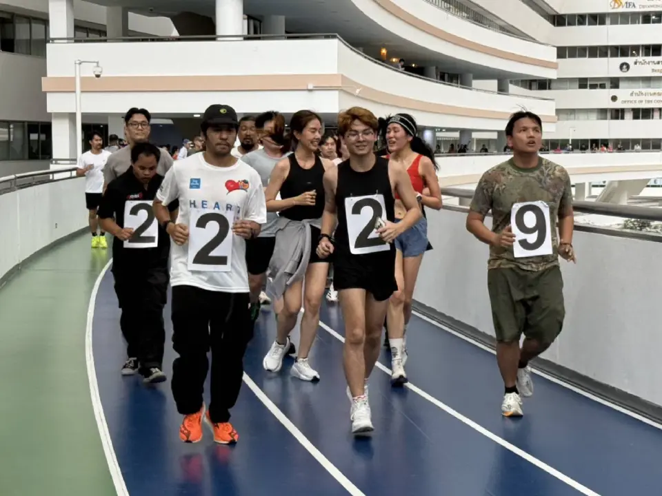 กลุ่มไอลอว์ เล่นกีฬาหน้า กกต. กดดันสั่งฟ้อง 229 ผู้ถูกกล่าวหาฮั้ว สว. 