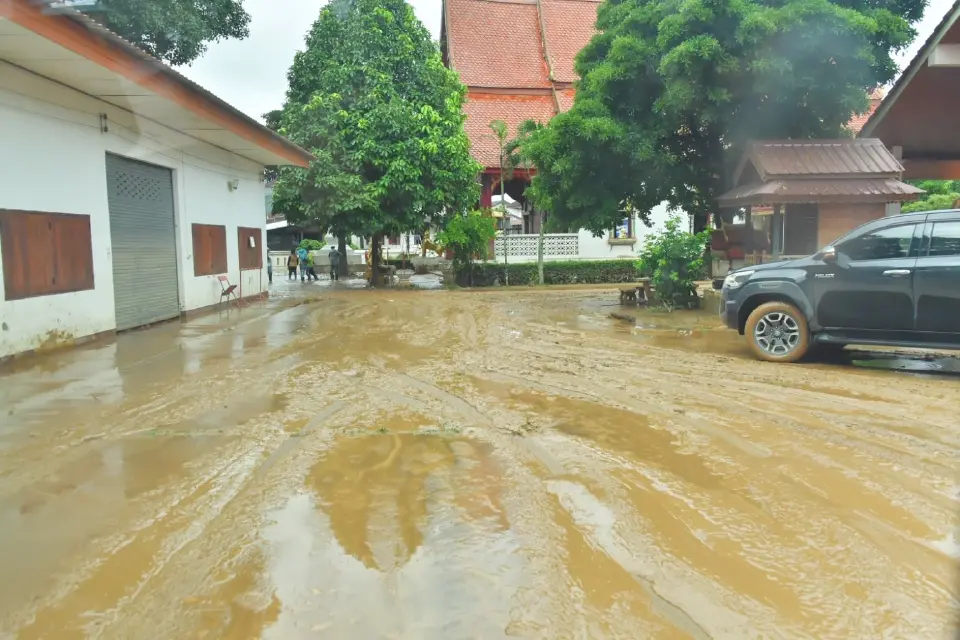 ‘สุริยะ’ ลุยน่านสั่งกรมชลฯ เร่งระบายน้ำท่วม ส่งเครื่องจักรฟื้นพื้นที่-เคลียร์เส้นทาง