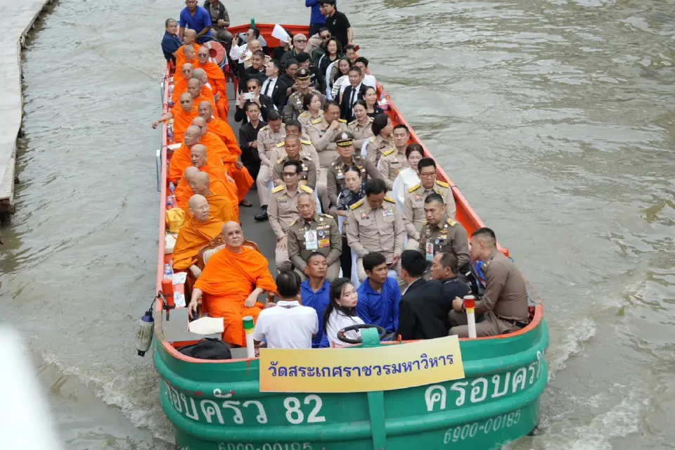 พระภิกษุสงฆ์ 120 รูป จาก 5 วัด ล่องเรือศึกษาคู คลองในเกาะรัตนโกสินทร์